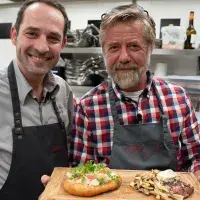 Jiří Langmajer smaží langoše pro podporu dobré věci: Moji mámu už ve špitále odepsali, z hospicu odešla po třech měsících po svých 