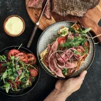 Flank steak se salátem z rajčat a červené cibule podle Zdeňka Pohlreicha Flank steak se salátem z rajčat a červené cibule podle Zdeňka Pohlreicha