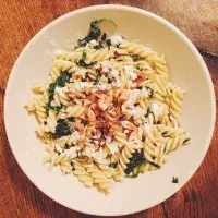 Těstoviny s nivou a bazalkou