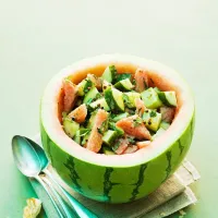 Melouny a okurky pomáhají ve vedrech s příjmem tekutin. Dejte však pozor na jejich čistotu, riziko nákazy je v horku vyšší