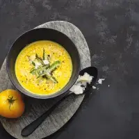 Květáková polévka s uzenou rybou a šafránem