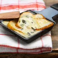 Raclette: objevte kouzlo roztaveného švýcarského sýra