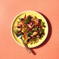 Salát z uzeného pstruha s červenou řepou a řeřichou