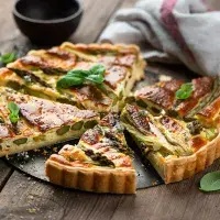 Upečte si slaný koláč neboli quiche, vyřešíte jím elegantně rodinné jídlo