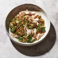 Čočkový salát můžete připravit pokaždé jinak a vždycky bude dokonalý