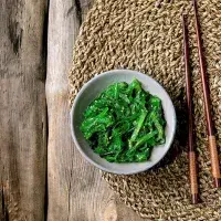 Salát wakame: zelená řasa plná chuti a vitaminů