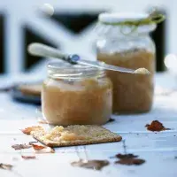 Co se starými jablky? Vyrobte z nich jablečný med