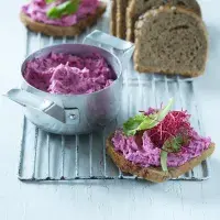 Jak připravit dokonalou pomazánku z červené řepy? Z pár surovin vykouzlíte hvězdu každého obloženého stolu 