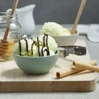 Jak zdokonalit zmrzlinu: Doplňte ji vlastnoruční karamelovou, čokoládovou nebo jahodovou polevou