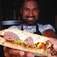 Pavel Berky připravil sendvič s pečenými paprikami a klobásou