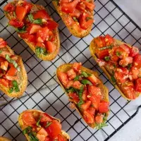 Italská bruschetta: Předkrm, který nabudí chuťové pohárky a je na přípravu tak jednoduchý, že ho zvládne i úplný začátečník