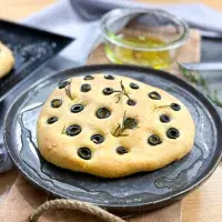 Chlebová placka à la focaccia: Jak ji připravit a k čemu použít?