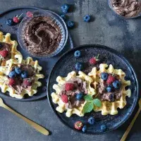 Vafle s cuketou a čokoládovou pěnou ze sýra cottage