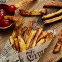 Jak připravit hranolky pečené v troubě? Jak je ochutit a využít?