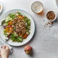 Vepřový steak z krkovice se salátem s grilovanou broskví a pivní redukcí