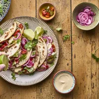 Smash burger tacos se salsicciou a pikantní pepřovo-hořčičnou omáčkou