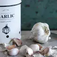 4 jednoduché triky, jak oloupat česnek