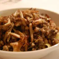 Hlíva ústřičná na smetaně s opečenými novými bramborami Hlíva ústřičná na smetaně s opečenými novými bramborami