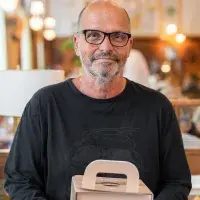 Zdeněk Pohlreich otevřel cukrárnu, dorty koupíte i online 