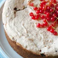 Červenorybízový koláč se sněhem