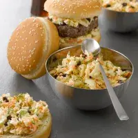 Jak zelí s majonézou ke slávě přišlo? Seznamte se se salátem coleslaw i jeho obměnami