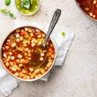 Italská polévka plná zeleniny a těstovin: Jak se dělá minestrone?