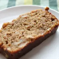 Hrnkový cuketový koláč s lískovými oříšky