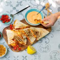 Quesadilla se smaženým kuřetem, čedarem a BBQ omáčkou