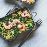 Asijská krabička s krevetami a avokádem