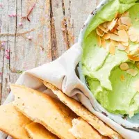 Avokádový dip s chlebovou plackou