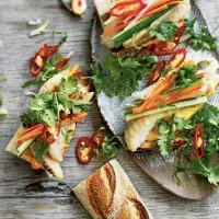 Bánh mì s treskou, nakládanou zeleninou a pikantní majonézou