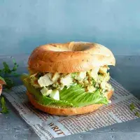 Bagel s kuřecím salátem Bagel s kuřecím salátem