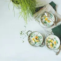 Bílá polévka s kroupami