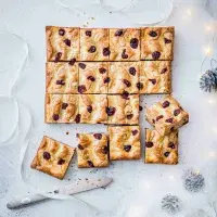 Blondies s bílou čokoládou a brusinkami, mramorované krémovým sýrem