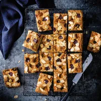 Blondies s třešněmi a mandlemi