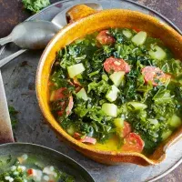 Bramborová polévka s kadeřávkem a chorizem