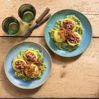 Bramborové knedlíky s uzeným masem a cuketovým zelím