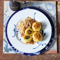 Bramborové knedlíky se škvarky a zelím