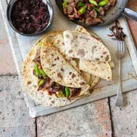 Bramborové lokše s játry a cibulkou