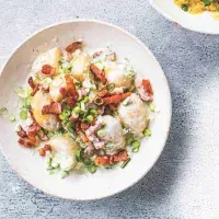 Bramborový salát se slaninou a modrým sýrem