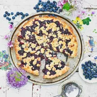 Bramborový sypaný koláč s ovesnými vločkami a borůvkami