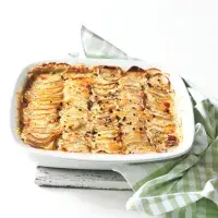 Brambory gratinované čtyřmi druhy sýrů