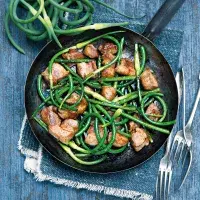 Bůčková pánev v čínském stylu s česnekovými výhonky