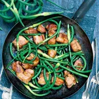 Česnekové výhonky nevyhazujte. Vhoďte je raději na pánev