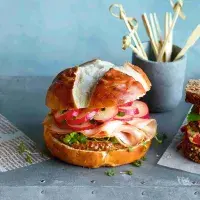 Louhovaná bulka se šunkou a rychle naloženými ředkvičkami