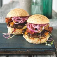 Jak poskládat hamburger, co do něj vložit a v jakém pořadí