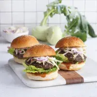 Burgery s kedlubnovým coleslawem Burgery s kedlubnovým coleslawem