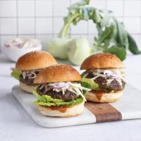 Burgery s kedlubnovým coleslawem