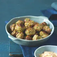 Burgery z krůtího masa a cukety s jarní cibulkou a římským kmínem Burgery z krůtího masa a cukety s jarní cibulkou a římským kmínem