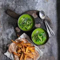 Bylinková polévka s pečenými pastinákovými hranolky